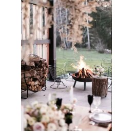 Sodo židinys su metalinėmis pokerio rankenomis