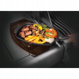 Napoleono ketaus lėkštė ant serviravimo lentos