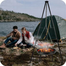 Sode pakabinama didelė laužavietė, trikojis, laužavietė
