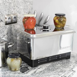 Šeimos balkono rūkykla su trimis rudomis grotelėmis