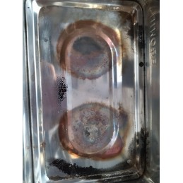 Šeimos balkono rūkykla su trimis rudomis grotelėmis