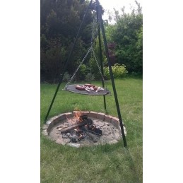 Apvalios ketaus grotelės virš grilio ugnies