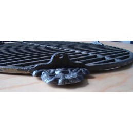 Apvalios ketaus grotelės virš grilio ugnies