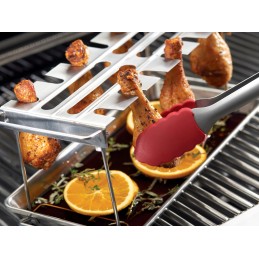 Stalas ant blauzdelių pakabos su kepimo keptuvėje