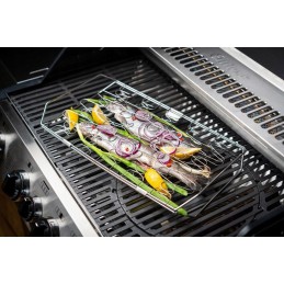 Enders ant grotelių keptos žuvies ir daržovių krepšelis