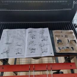 Sodo kepsninė su anglimis su termometro dangteliu ir lentynomis sklypui