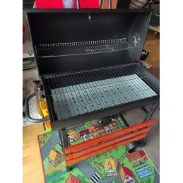 Sodo kepsninė su anglimis su termometro dangteliu ir lentynomis sklypui