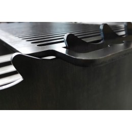 Bokštinės grotelės virš židinio