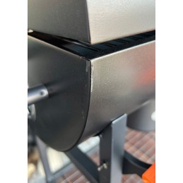 Sodo kepsninė su anglimis su termometro dangteliu ir lentynomis sklypui