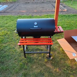 Sodo kepsninė su anglimis su termometro dangteliu ir lentynomis sklypui