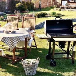 Didelės sodo anglies kepsninės su medinėmis lentynomis, uždenkite termometru