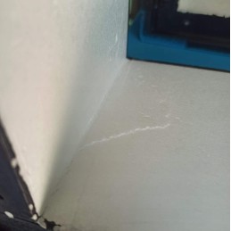 Wielkopolski gatvė su aukštu higienišku plastikiniu dugnu, nudažyta