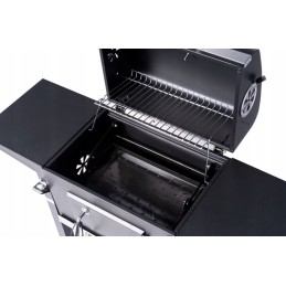 Sodo anglies kepsninė su lentynomis ir pelenų keptuve