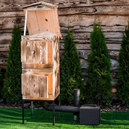 Dviejų kamerų medinė rūkykla su durimis