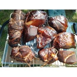 Dviejų kamerų medinė rūkykla su durimis