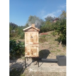 Dviejų kamerų medinė rūkykla su durimis