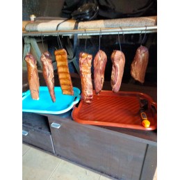 Dviejų kamerų medinė rūkykla su durimis