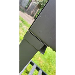 Anglies grilis su didelės talpos dangteliu ant ratukų, plačiomis lentyninėmis grotelėmis