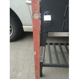 Sodo anglis kepsninė su ketaus grotelėmis ir termometru uždengta dideliu dangteliu