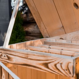 Dviejų kamerų medinė sodo rūkykla su kaminu