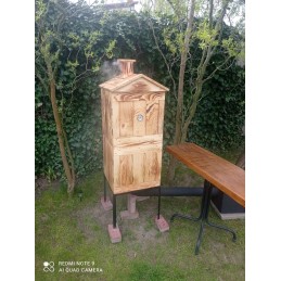 Dviejų kamerų medinė sodo rūkykla su kaminu