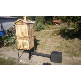 Dviejų kamerų medinė sodo rūkykla su kaminu