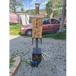 Dviejų kamerų medinė sodo rūkykla su kaminu