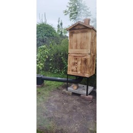 Dviejų kamerų medinė sodo rūkykla su kaminu