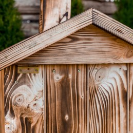 Dviejų kamerų medinė rūkykla su durimis