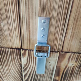 Dviejų kamerų medinė rūkykla su durimis