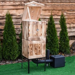 Medinė rūkykla iš medžio: Skandinaviška eglė – labai atspari drėgmei ir temperatūros pokyčiams. šios rūšies mediena yra kietesnė