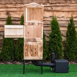 Medinė rūkykla iš medžio: Skandinaviška eglė – labai atspari drėgmei ir temperatūros pokyčiams. šios rūšies mediena yra kietesnė