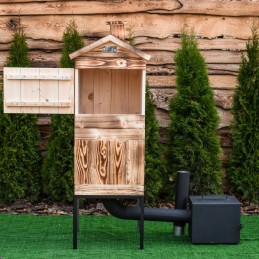 Medinė rūkykla iš medžio: Skandinaviška eglė – labai atspari drėgmei ir temperatūros pokyčiams. šios rūšies mediena yra kietesnė