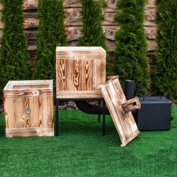 Medinė rūkykla iš medžio: Skandinaviška eglė – labai atspari drėgmei ir temperatūros pokyčiams. šios rūšies mediena yra kietesnė