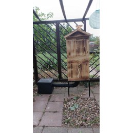 Medinė rūkykla iš medžio: Skandinaviška eglė – labai atspari drėgmei ir temperatūros pokyčiams. šios rūšies mediena yra kietesnė