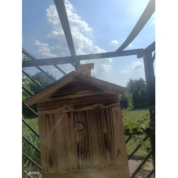 Medinė rūkykla iš medžio: Skandinaviška eglė – labai atspari drėgmei ir temperatūros pokyčiams. šios rūšies mediena yra kietesnė