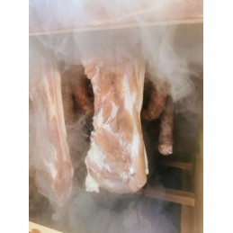 Medinė rūkykla iš medžio: Skandinaviška eglė – labai atspari drėgmei ir temperatūros pokyčiams. šios rūšies mediena yra kietesnė