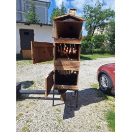 Medinė rūkykla iš medžio: Skandinaviška eglė – labai atspari drėgmei ir temperatūros pokyčiams. šios rūšies mediena yra kietesnė