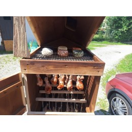 Medinė rūkykla iš medžio: Skandinaviška eglė – labai atspari drėgmei ir temperatūros pokyčiams. šios rūšies mediena yra kietesnė