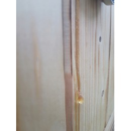 Medinė rūkykla iš medžio: Skandinaviška eglė – labai atspari drėgmei ir temperatūros pokyčiams. šios rūšies mediena yra kietesnė