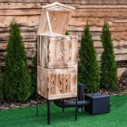 Medinė rūkykla iš medžio: Skandinaviška eglė – labai atspari drėgmei ir temperatūros pokyčiams. šios rūšies mediena yra kietesnė