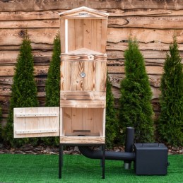 Medinė rūkykla iš medžio: Skandinaviška eglė – labai atspari drėgmei ir temperatūros pokyčiams. šios rūšies mediena yra kietesnė