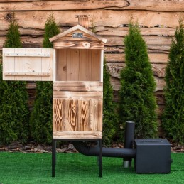 Medinė rūkykla iš medžio: Skandinaviška eglė – labai atspari drėgmei ir temperatūros pokyčiams. šios rūšies mediena yra kietesnė