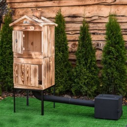 Medinė rūkykla iš medžio: Skandinaviška eglė – labai atspari drėgmei ir temperatūros pokyčiams. šios rūšies mediena yra kietesnė