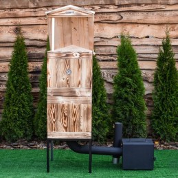 Medinė rūkykla iš medžio: Skandinaviška eglė – labai atspari drėgmei ir temperatūros pokyčiams. šios rūšies mediena yra kietesnė