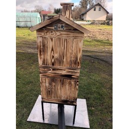 Medinė rūkykla iš medžio: Skandinaviška eglė – labai atspari drėgmei ir temperatūros pokyčiams. šios rūšies mediena yra kietesnė