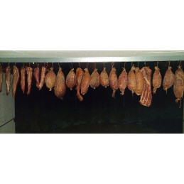 Medinė rūkykla iš medžio: Skandinaviška eglė – labai atspari drėgmei ir temperatūros pokyčiams. šios rūšies mediena yra kietesnė