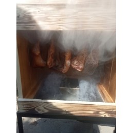 Medinė rūkykla iš medžio: Skandinaviška eglė – labai atspari drėgmei ir temperatūros pokyčiams. šios rūšies mediena yra kietesnė