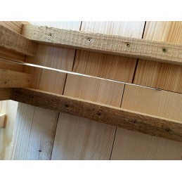 Medinė rūkykla iš medžio: Skandinaviška eglė – labai atspari drėgmei ir temperatūros pokyčiams. šios rūšies mediena yra kietesnė