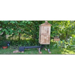 Medinė rūkykla iš medžio: Skandinaviška eglė – labai atspari drėgmei ir temperatūros pokyčiams. šios rūšies mediena yra kietesnė